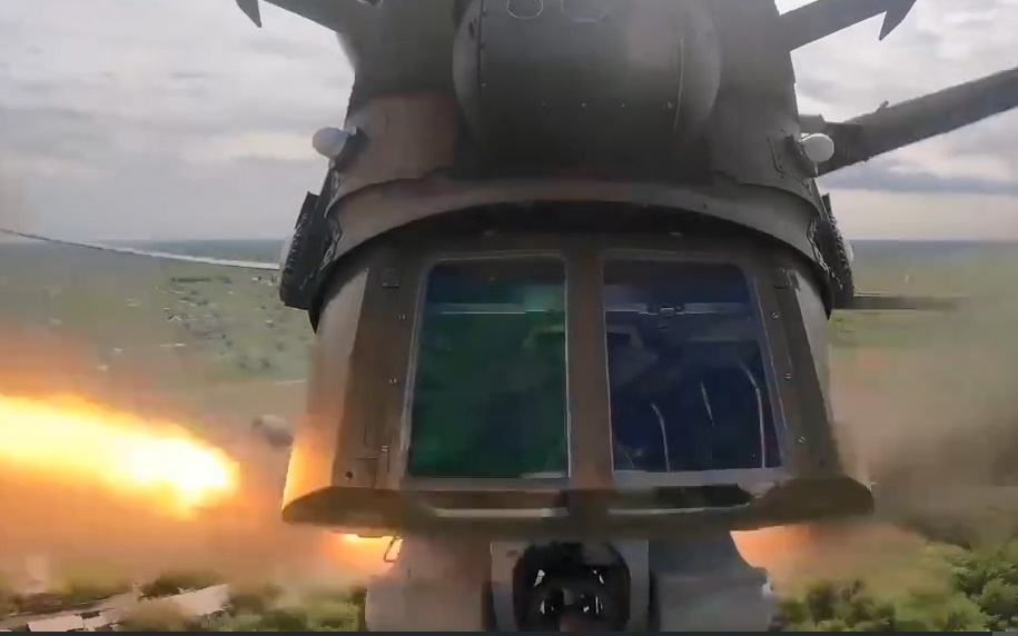 Cảnh trực thăng Nga xuất kích và trút hỏa lực tới tấp vào vị trí Ukraine